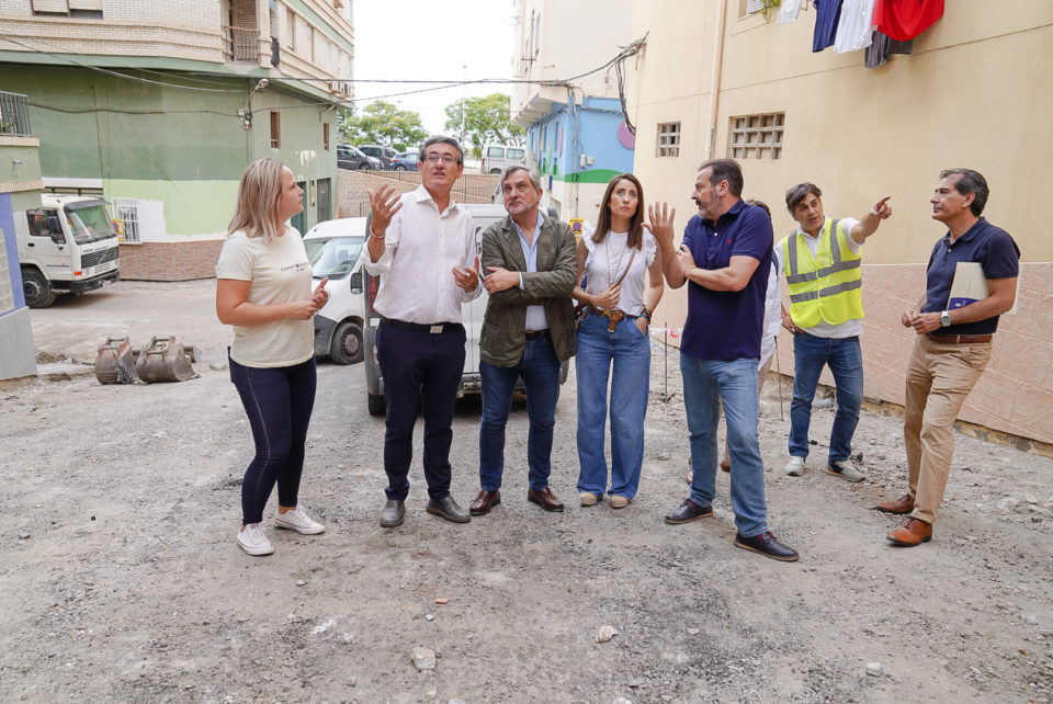 El Ayuntamiento de Adra y la Diputación visitan las obras que se realizan en casi una decena de calles del municipio y sus barriadas