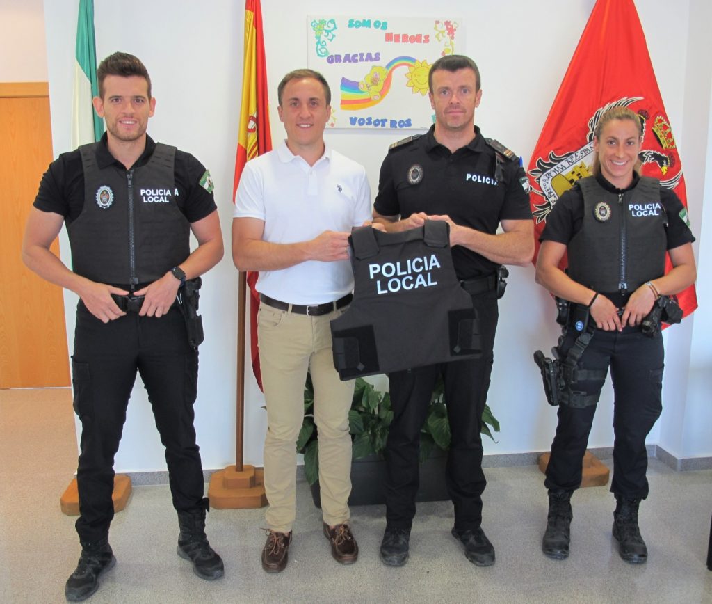 Los agentes de la Policía Local mejoran su seguridad con nuevos chalecos  antibalas y antipunzón